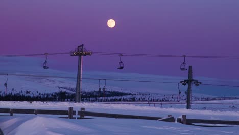Ski-lift-in-Idre-Fjäll-in-Sweden-during-sunset-with-the-mountain-of-Städjan-behind-it-1
