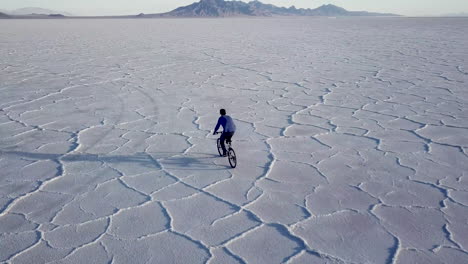Mountainbiken-über-Die-Salzwüste-Von-Bonneville-In-Utah