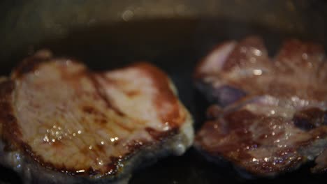 Gekochte-Steaks-In-Einer-Bratpfanne