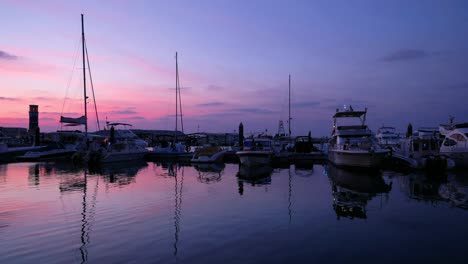 Entspannende-Hafenszene-Bei-Sonnenuntergang-Mit-Subtiler-Wasserbewegung
