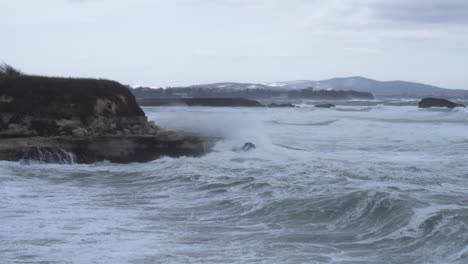 Winterfelsige-Meeresküste-Bei-Starkem-Wind-Und-Großen-Wellen-2