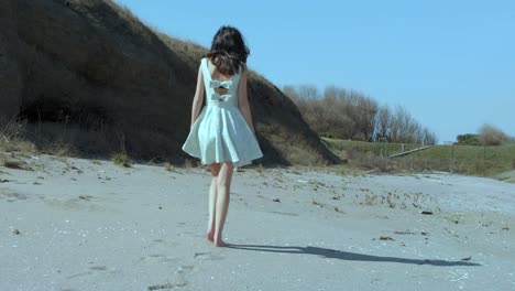 Zeitlupenaufnahme-Eines-Hübschen-Mädchens-Im-Weißen-Kleid,-Das-Am-Strand-Spazieren-Geht-1