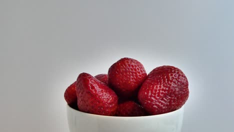 Eine-Schüssel-Mit-Frischen-Erdbeeren