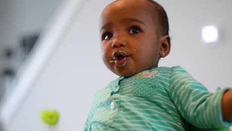 Dando-Comida-Para-Bebés-Afroamericanos-En-La-Mañana