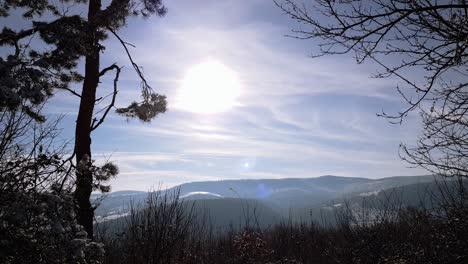 Winterbewegungszeitraffer-Der-Sonne-Im-Blauen-Himmel-Vor-Sonnenuntergang
