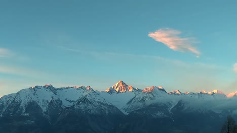 Impresionante-Zoom-De-Lapso-De-Tiempo-De-La-Puesta-De-Sol-En-Los-Alpes-Suizos-Con-Nubes-Brillantes