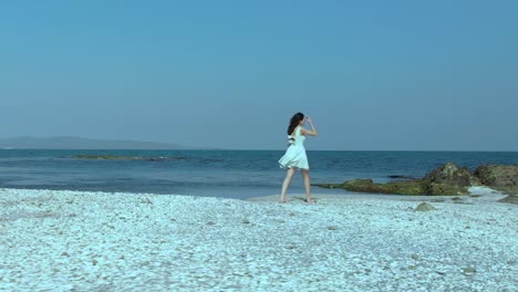 Zeitlupenaufnahme-Eines-Hübschen-Mädchens-Im-Weißen-Kleid,-Das-Am-Strand-Spazieren-Geht-5