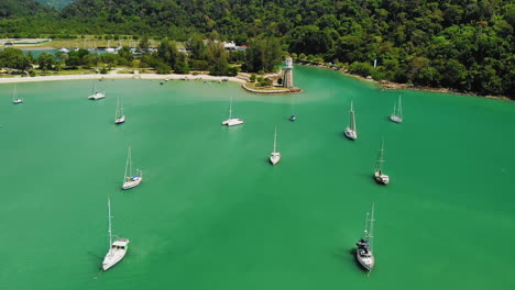 Tropische-Malaysische-Küste-Mit-Vielen-Segelbooten,-Die-In-Der-Nähe-Des-Strandes-Schwimmen