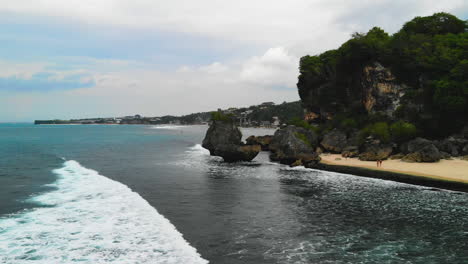 Fliegen-Vom-Weißen-Strand,-Um-Einen-Anderen-Teil-Der-Erstaunlichen-Insel-Bali-Zu-Enthüllen