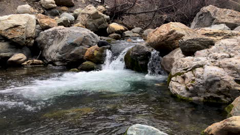 Agua-Corriente-Que-Fluye-En-Las-Montañas