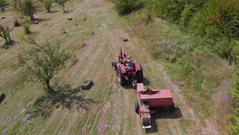 Agricultor-Con-Tractor-Hacer-Balas-De-Heno-3