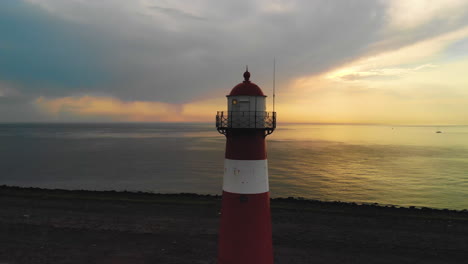 Malerische-Luftaufnahme-Eines-Leuchtturms-Bei-Einem-Lebendigen-Sonnenuntergang