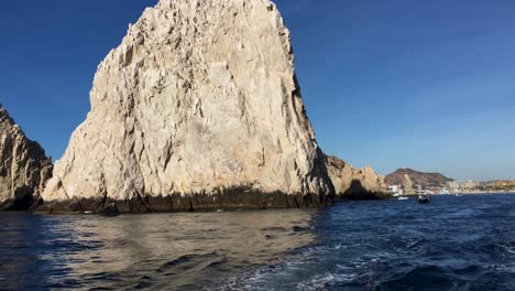 Yacht,-Die-Vom-Bogen-Des-Endes-Der-Welt-In-Cabo-San-Lucas,-Mexiko,-Wegsegelt