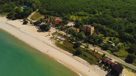 Malaysischer-Tropischer-Strand-In-Langkawi,-In-Der-Nähe-Vieler-Touristenresorts-Und-Hotels