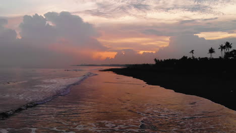 Wunderschöne-Aufnahmen-Eines-Stimmungsvollen-Sonnenuntergangs-Am-Strand,-Aufgenommen-In-Bali,-Indonesien