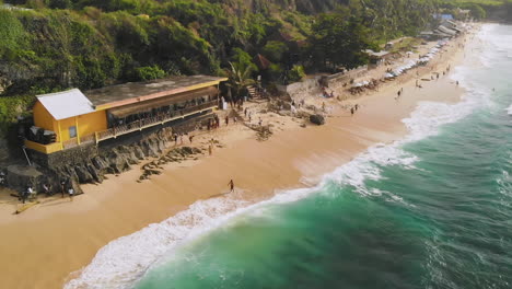 Luftaufnahmen-Von-Großen-Ozeanischen-Wellen,-Die-Den-Strand-Von-Balangan-Auf-Bali-Treffen
