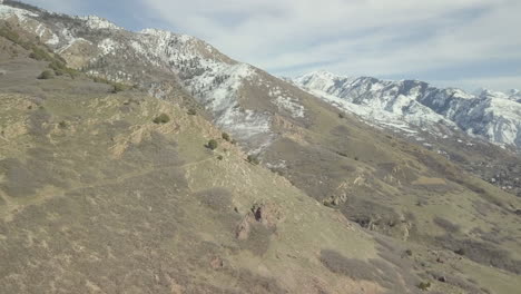 Panorama-Hacia-Arriba-A-Través-De-Montañas-Nevadas