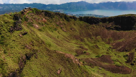 Die-Drohne-Kreist-Langsam-Um-Den-Krater-Eines-Aktiven-Asiatischen-Vulkans