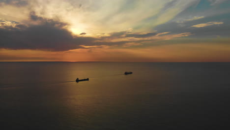 Erstaunlicher-Sonnenuntergang-An-Der-Nordsee-Mit-Zwei-Großen-Schiffen,-Die-Heraus-Segeln
