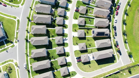 Verkleinern-Und-Flug-über-Häuser-Mit-Grünen-Rasenflächen,-Schöne-Nachbarschaft