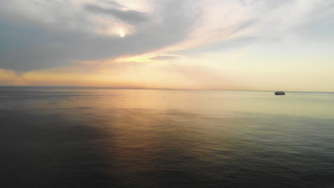 Großes-Kreuzfahrtschiff-Segelt-Bei-Einem-Wunderschönen-Sonnenuntergang-Auf-Den-Offenen-Gewässern-Der-Nordsee