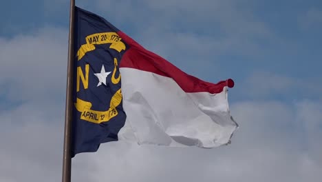 Bandera-Del-Estado-De-Carolina-Del-Norte-Ondeando-En-El-Viento