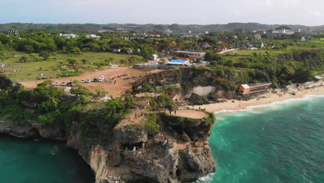 Aufsteigende-Drohne,-Die-Die-Hochzeitsklippe-Von-Balangan-Und-Den-Strand-Von-Balangan-Auf-Bali-Einfängt