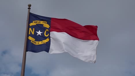 Die-Staatsflagge-Von-North-Carolina-Weht-Weit-Im-Wind