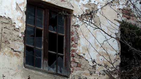 Close-up-of-abandoned-farm-or-farmhouse-in-Bavaria,-Germany