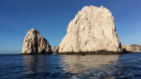 Arch-of-the-End-of-the-World-at-Noon-in-Cabo-San-Lucas,-Mexico
