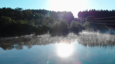 Nebliger-See-Und-Wald-Nach-Sonnenaufgang---Schwenk-Unter-Drähten