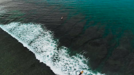 Surfer,-Der-Zum-Meer-Paddelt-Und-Auf-Eine-Weiße-Welle-Trifft