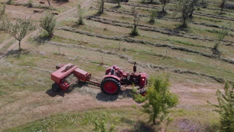 Agricultor-Con-Tractor-Hacer-Balas-De-Heno-1