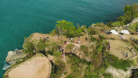 Drone-Volando-Sobre-El-Acantilado-De-La-Boda-De-Balangan-En-Bali