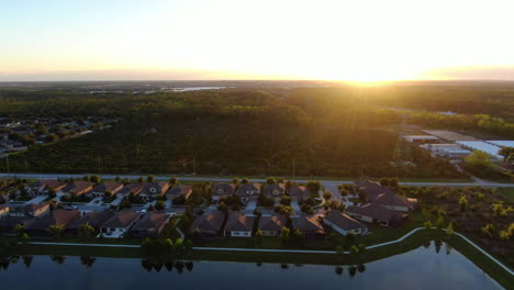 Während-Eines-Wunderschönen-Frühlingssonnenuntergangs-In-Florida-über-Häuser-Und-Farmen-Am-See-Fliegen