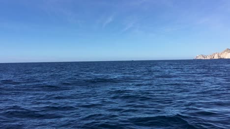 Drei-Buckelwale,-Die-Aus-Dem-Wasser-Kommen,-Um-Zu-Atmen-Und-Ihre-Schwänze-In-Cabo-San-Lucas-Zu-Zeigen