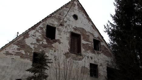 Medium-shot-of-abandoned-farm-or-farmhouse-in-Bavaria,-Germany