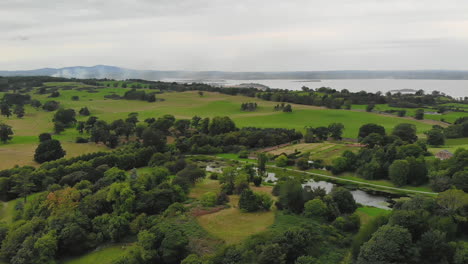 Absteigende-Drohne,-Die-Die-Landschaft-In-Der-Nähe-Der-Burg-Winterfell-In-Irland-Erfasst