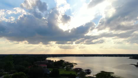 Florida-Lakeside-Häuser-Mit-Blick-Auf-Einen-Wunderschönen-Frühlingssonnenuntergang