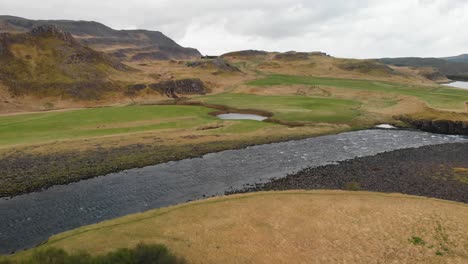 Zeigt-Luftaufnahmen-Eines-Flusses,-Der-Vom-Glanni-Wasserfall-In-Island-Kommt