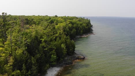 Smooth-drone-shot-of-Cave-Point-County-Park-in-Door-County,-Wisconsin-which-captures