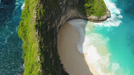 Bird's-eye-view-of-the-Nusa-Penida-cliffs-and-the-secret-Kelingking-beach,-slow-motion-footage