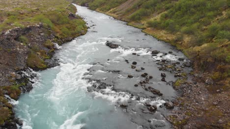 Zeigt-Das-Fantastische-Türkisfarbene-Wasser,-Das-Aus-Einem-Fluss-Kommt-Und-Den-Glanni-Wasserfall-In-Island-Hinunterstürzt