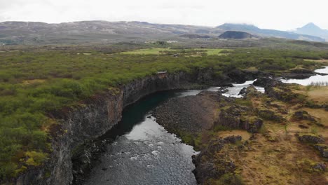 Luftaufnahmen-über-Einem-Wunderschönen-Fluss,-Der-Vom-Wasserfall-Glanni-In-Island-Kommt