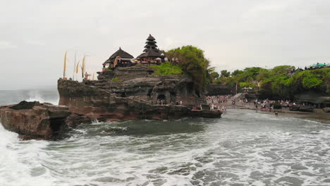 Drone-Volando-De-Cerca-Sobre-El-Popular-Templo-Pura-Tanah-Lot-En-Bali