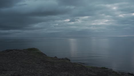 Ein-Wunderbarer-Blick-In-Der-Blauen-Stunde-Nach-Dem-Sonnenuntergang-Der-Atemberaubenden-Meereslandschaft,-Gefilmt-Von-Einer-Klippe-In-Island,-Der-Auch-Kirkjufell-Zeigt