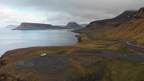 Aerial-footage-recorded-from-a-viewpoint-near-Kirkjufell,-Iceland