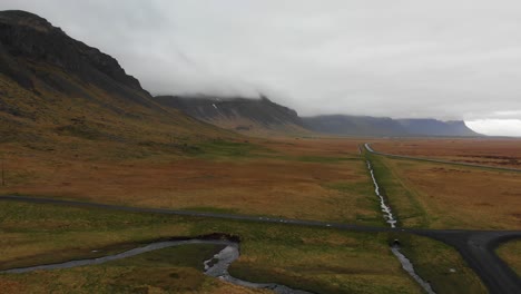 Luftaufnahmen-Entlang-Des-Flusses,-Der-Vom-Bjarnarfoss-Wasserfall-In-Island-Kommt