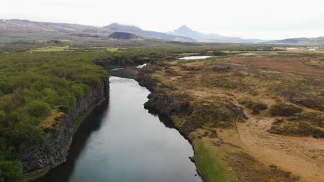 Zeigt-Luftaufnahmen-über-Einem-Fluss,-Der-Vom-Glanni-wasserfall-In-Island-Kommt