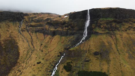 Luftvideo-Zum-Unglaublichen-Wasserfall-Bjarnarfoss-In-Den-Hohen-Bergen-Islands